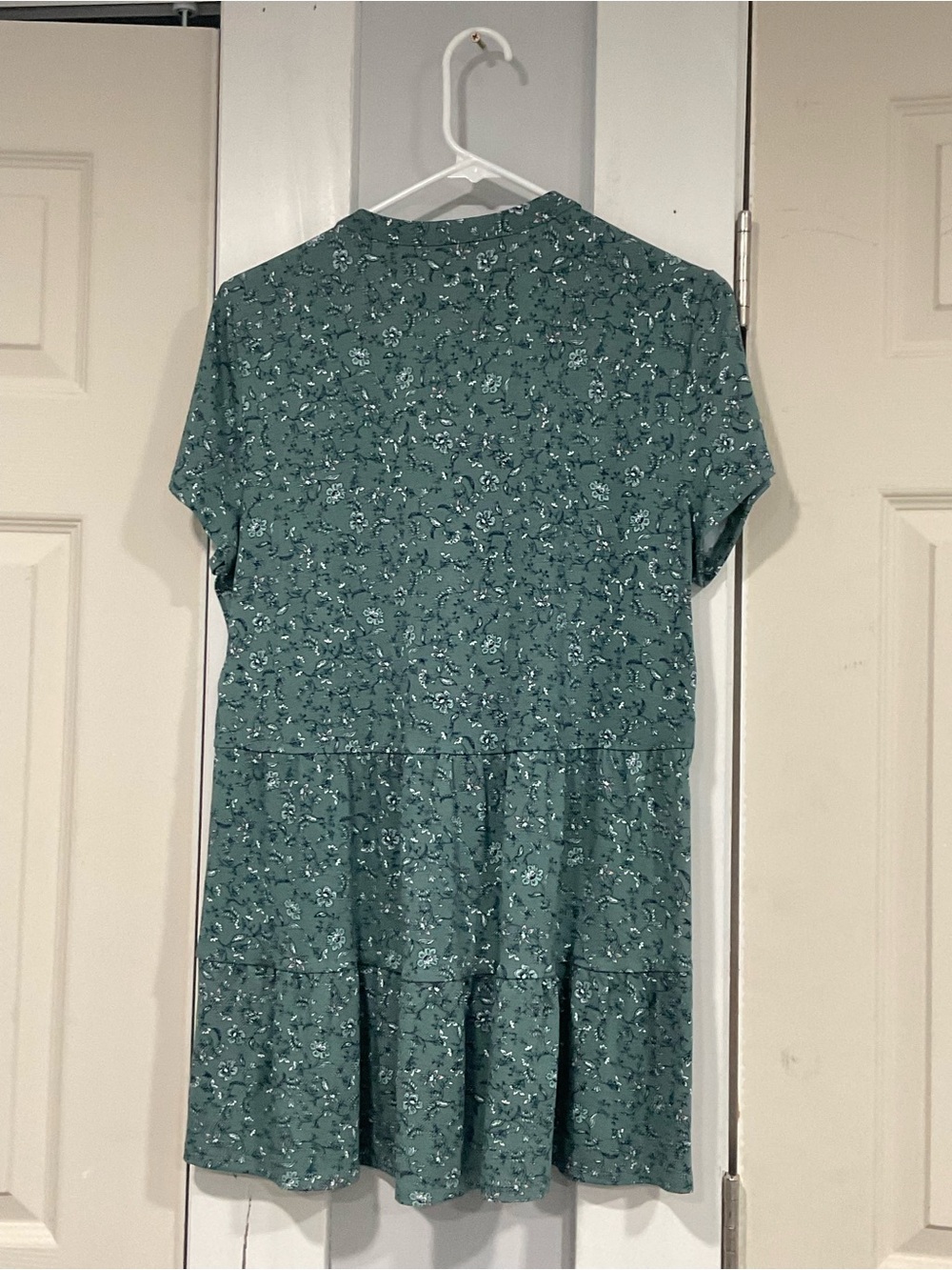 Wonderly Teal Green Floral Button-Tiered Short Sleeve Tunic - Picture 2 of 10